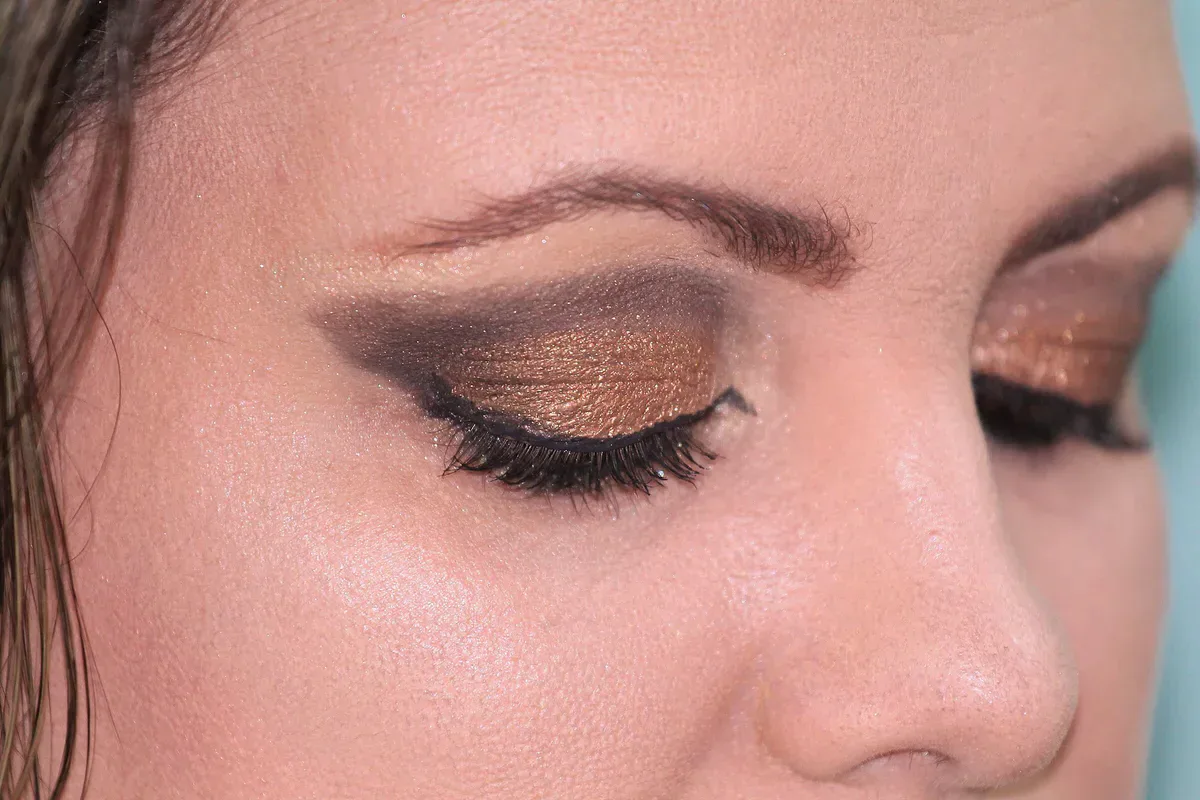 Real-life beauty routine scene for eyeliner for shaky hands: the most forgiving formats