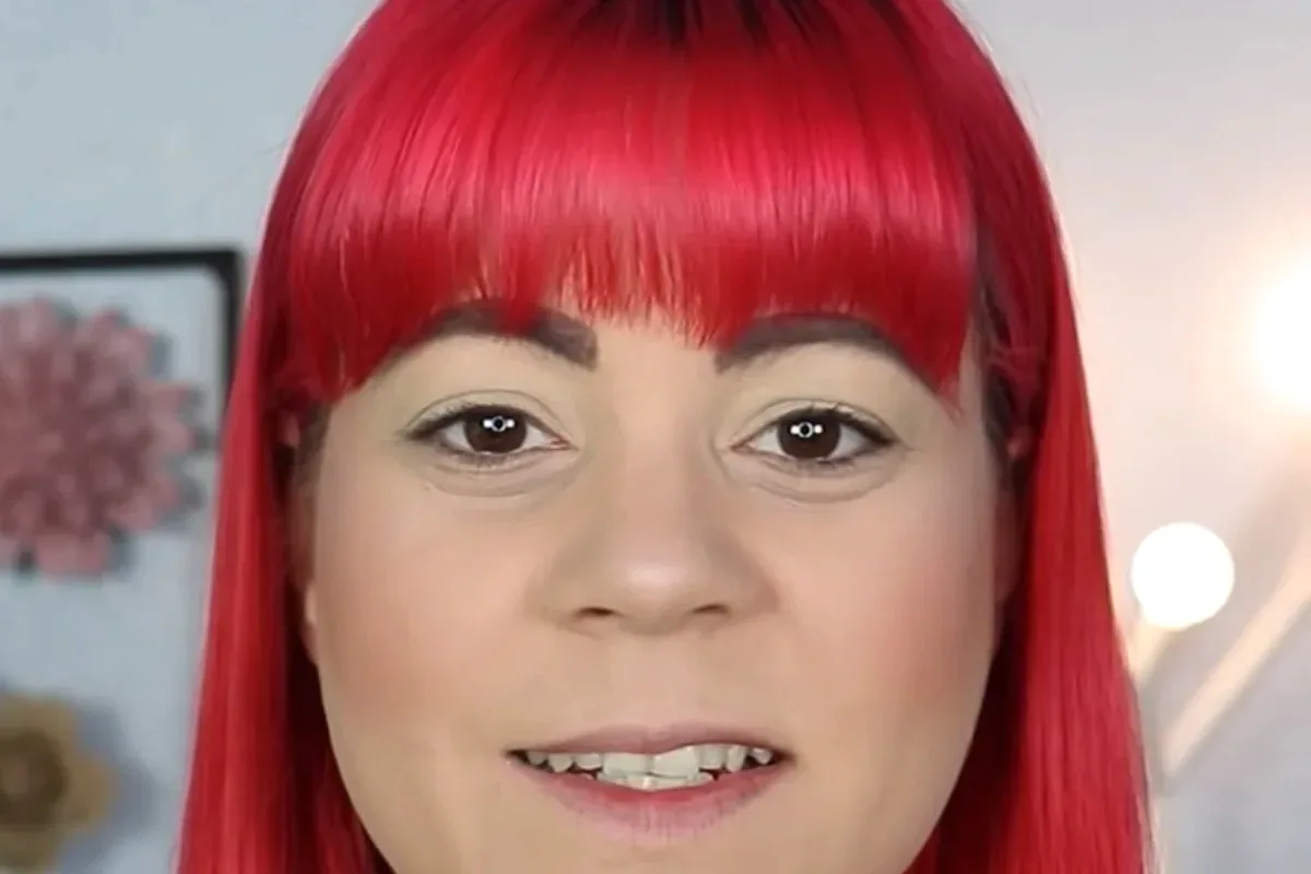 Real-life beauty routine scene for mascara for a humid commute: tubing, waterproof, or regular?