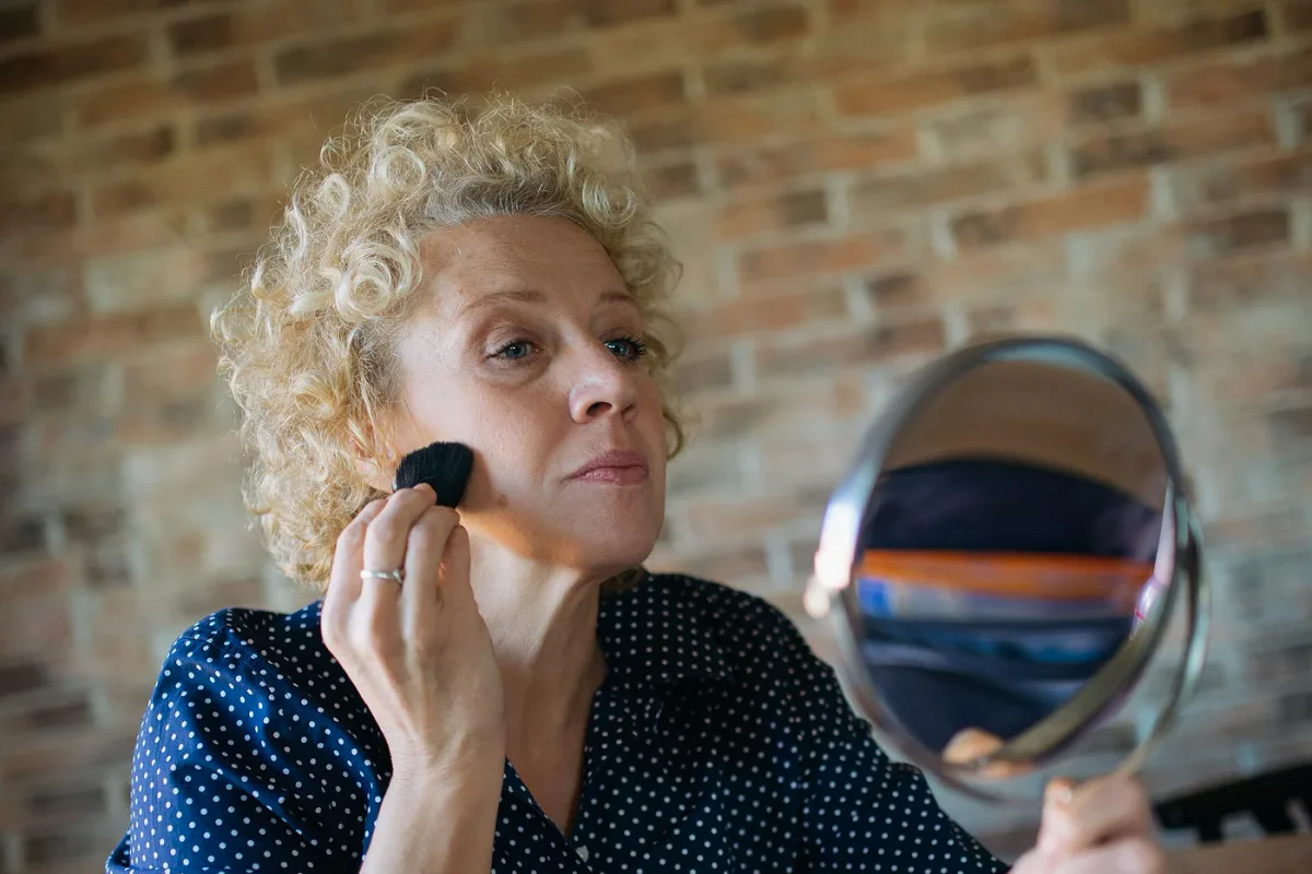 Real-life beauty routine scene for setting powder for dry skin while traveling